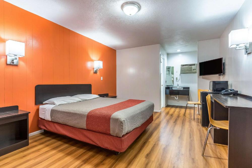 Queen Room - Non-Smoking interior